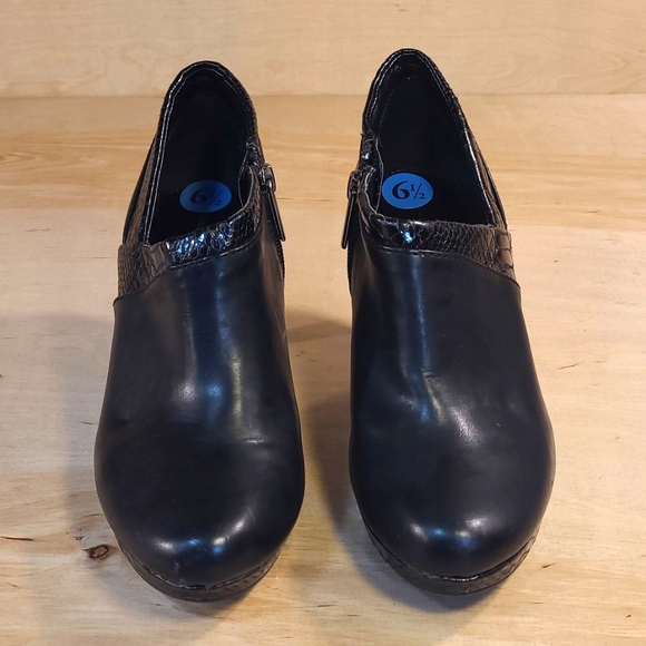 Bandolino Black Leather 3 Inch Heels - Picture 3 of 7